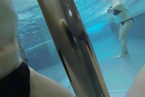 Piscine et caresse