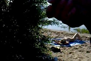 Dickflash - epikus cumshot a meztelen beachgirl (480p verzió)