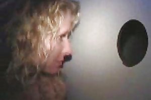 Amatőr gloryhole csaj lenyeli minden cseppet a névtelen kakas