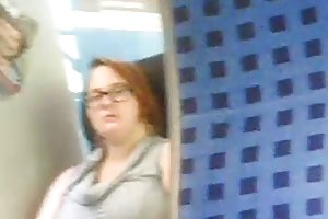 Látja, hogy maszturbálok a vonaton