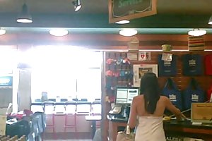 Upskirted egy imádnivaló barna, szép szamár és thong - annyira szexi!