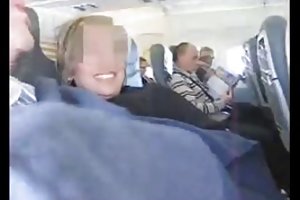 Spanyol pár őrült handjob a síkban (csodálatos)