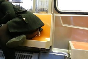 Őszinte upskirt zsákmány a vonaton nyc
