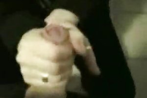 Az emo csípős csirke a kézfogót a WC-ben adja
