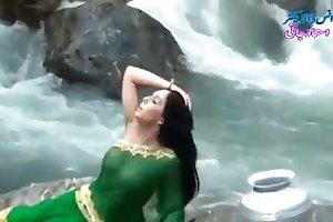 Desi lány átlátszó nedves saree mutat boobs .. show show