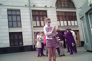 Fel a szoknyát a moszkvai metróban