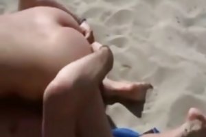 Meztelen strand - kis tits mmf hármas közönséggel