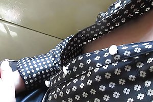 Megérintette a melleit egy vonaton