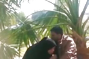 Pakisztáni hijabi bj és kézimunka, amíg cum a közparkban
