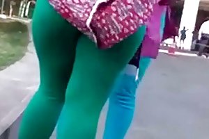 A kollegám reshma villog a combok és a szamár