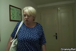 A nagymama a fiatalember után csavarja