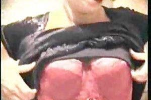 Amatőr érett milf maszturbálja a nedves hüvelyét az ágyon