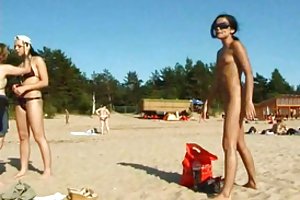 Forró tinédzser nudista teszi ezt a nudista strandot még melegebbé