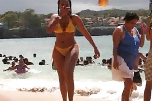 Busty lány visel átlátszó bikini