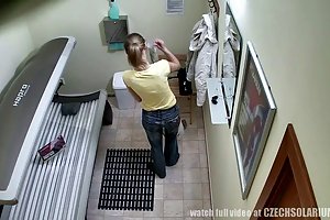 Cseh tini nyilvános szoláriumban