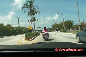 Chick on bike - rövid szoknya nem bugyi?